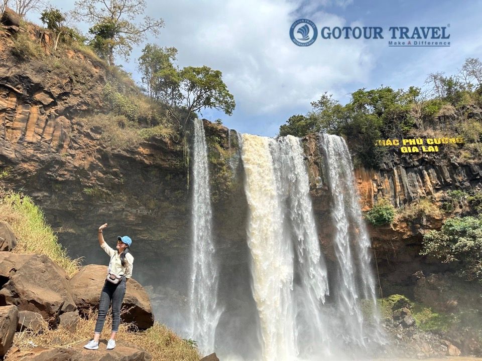 DU khách tham quan tại thác Phú Cường - Tour Gia Lai