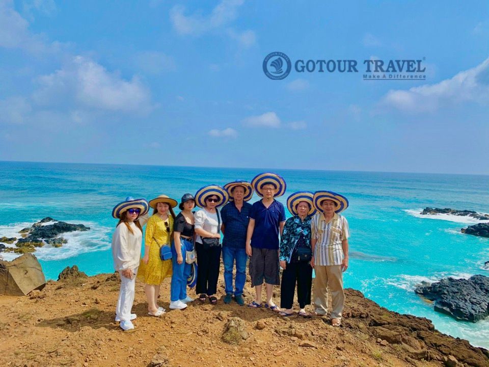 Đoàn khách đến từ Hà Nội tham quan đảo Bé - Tour đảo Lý Sơn